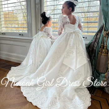 ชุดเดรสดอกไม้สีขาวสําหรับงานแต...