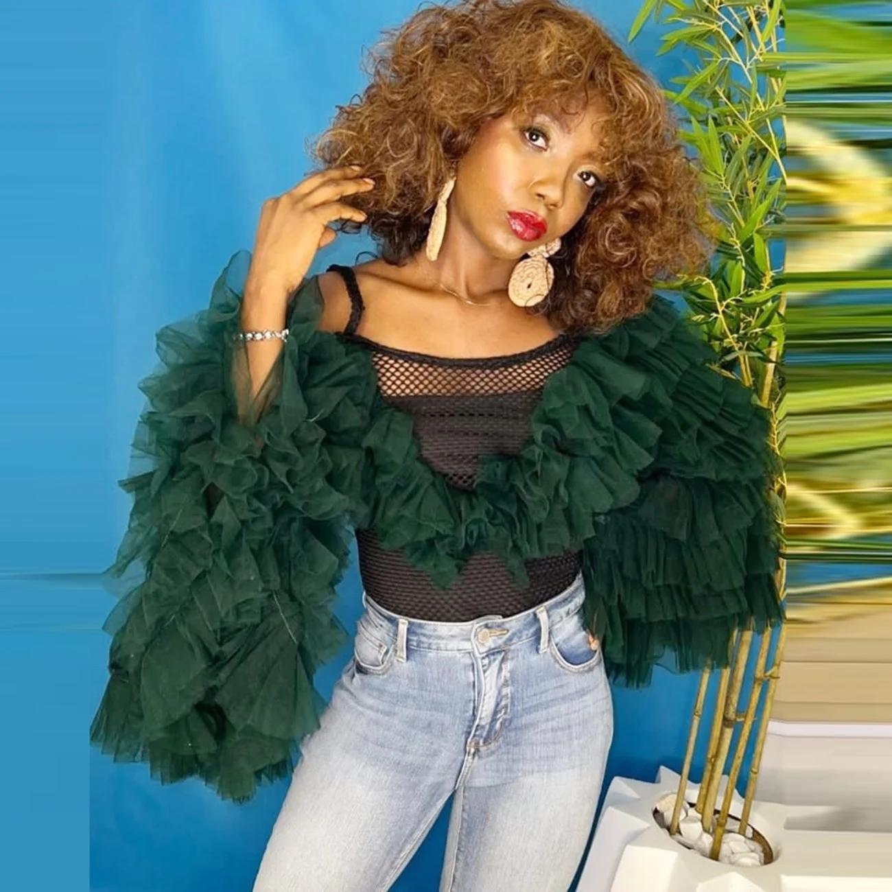 بلوزة قصيرة مكشكشة من التول باللون الأخضر الداكن قبالة الكتف منتفخة البوق بأكمام طويلة للنساء الجزء الأخضر فقط بأي لون #1