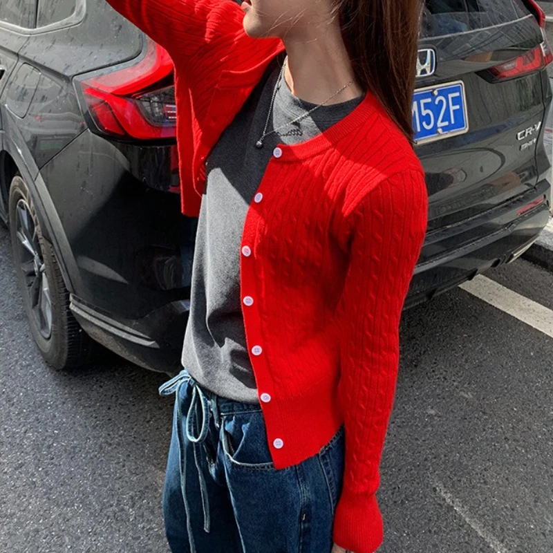 

Новый наряд для предварительного падения 2025 года с женским укороченным вязаным кардиганом витой вязки.