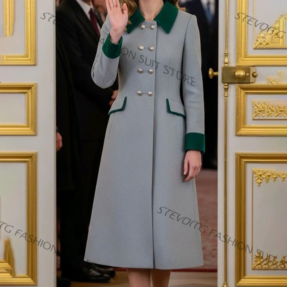 

Элегантное светло-серое женское длинное пальто с зелеными акцентами, двубортное, приталенное, цельное, для торжественных вечерних мероприятий
