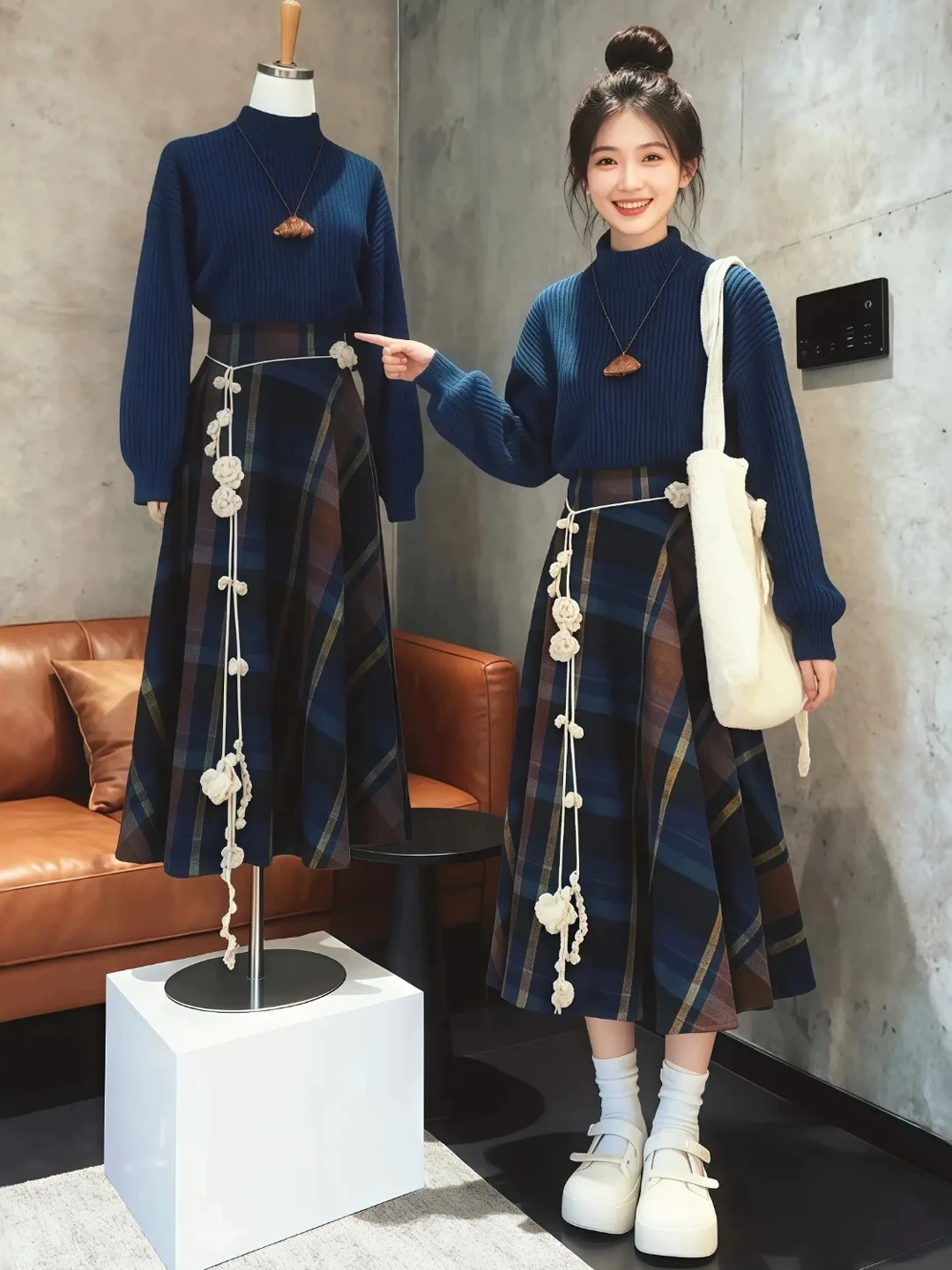 

Синий вязаный свитер и комплект с клетчатой юбкой для женщин больших размеров: осенне-зимний повседневный, удобный и красивый комплект для женщин в стиле lazy fashion.