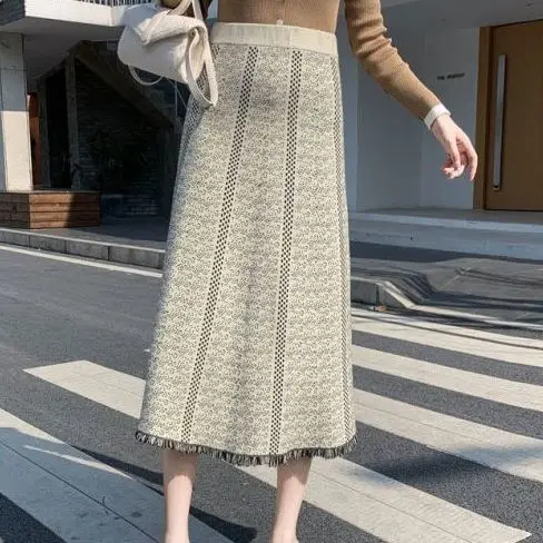 Knitted Woolen Skirt for Women Retro Mid-length High-waisted Slimming Belly-covering High-end Temperament A-line Skirt