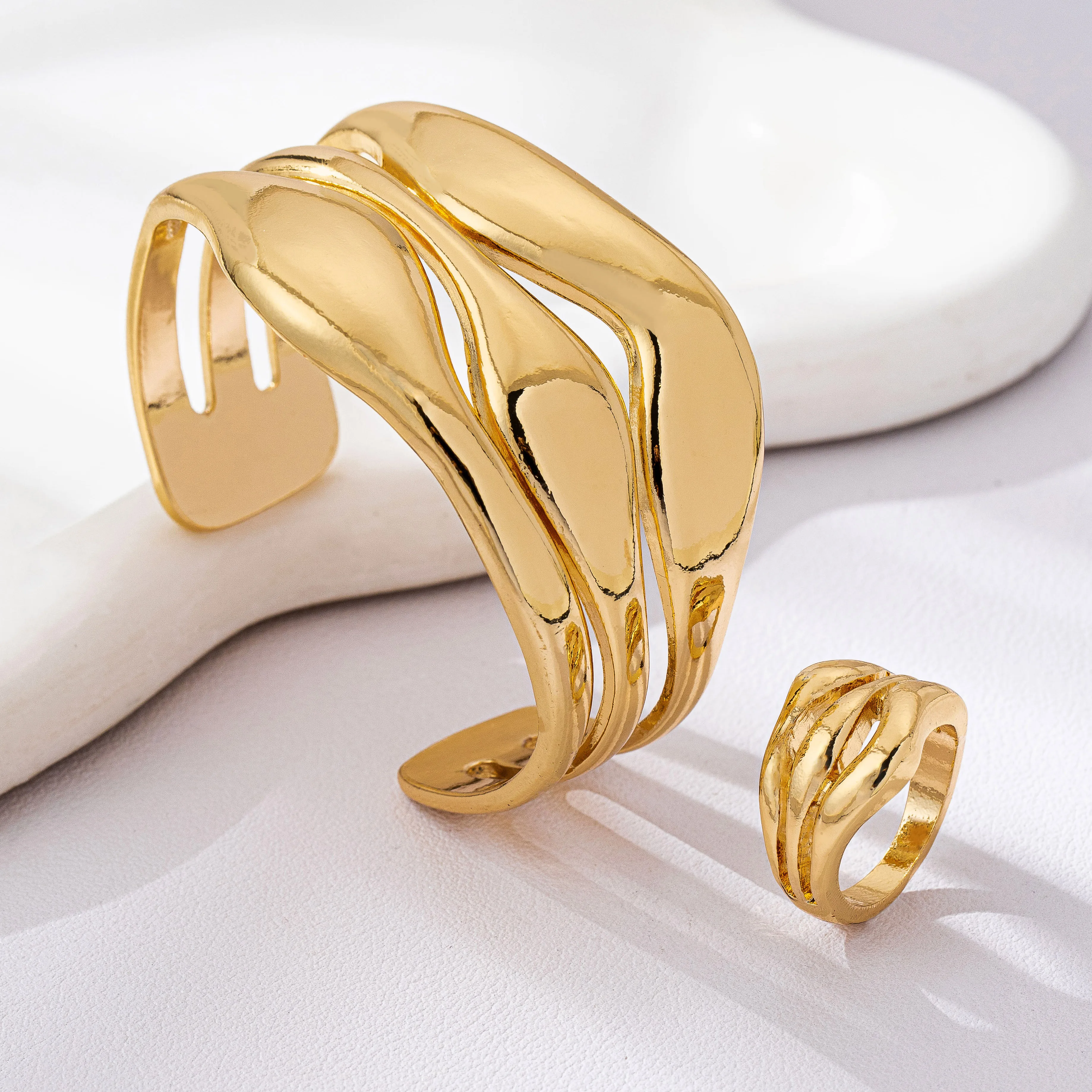 

2-piece set of retro stylish geometric water drop shape gold bracelets and ring set, travel and vacation PR jewelry