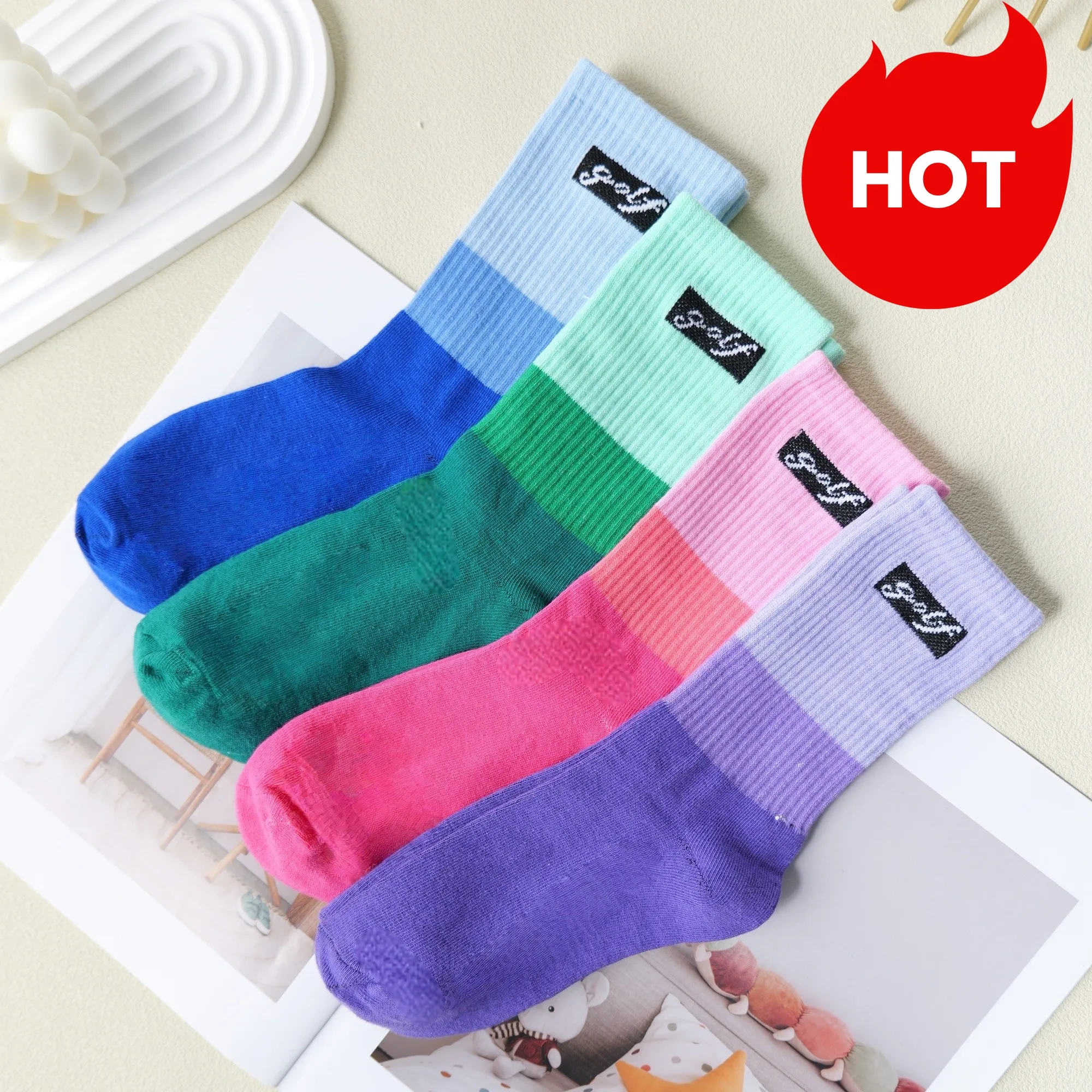 

Несколько пар женских разноцветных носков, полосатый дизайн, стильные и уникальные, удобные, дышащие.