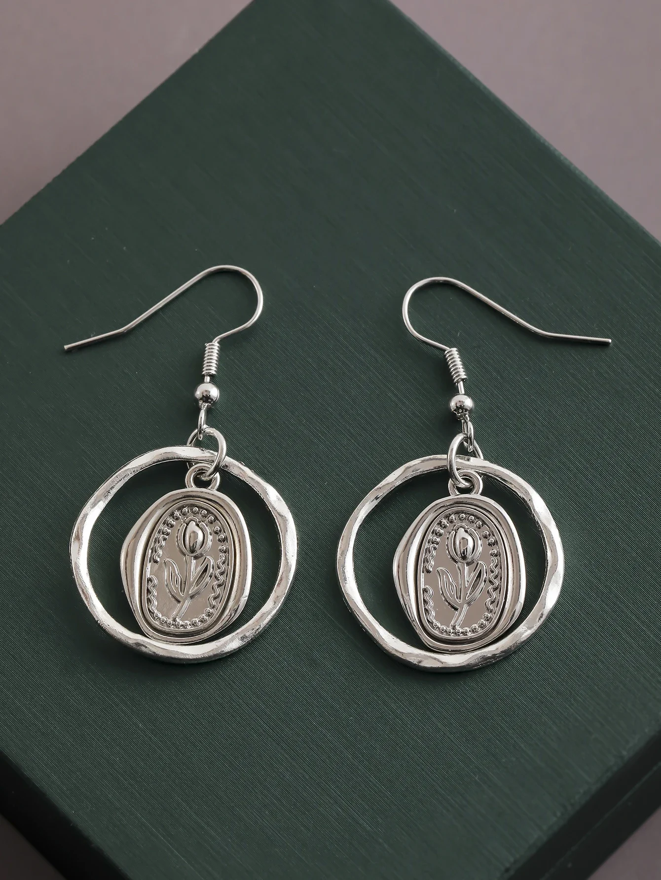 Victoria Retro Silver Flower Oval Pendant Earrings