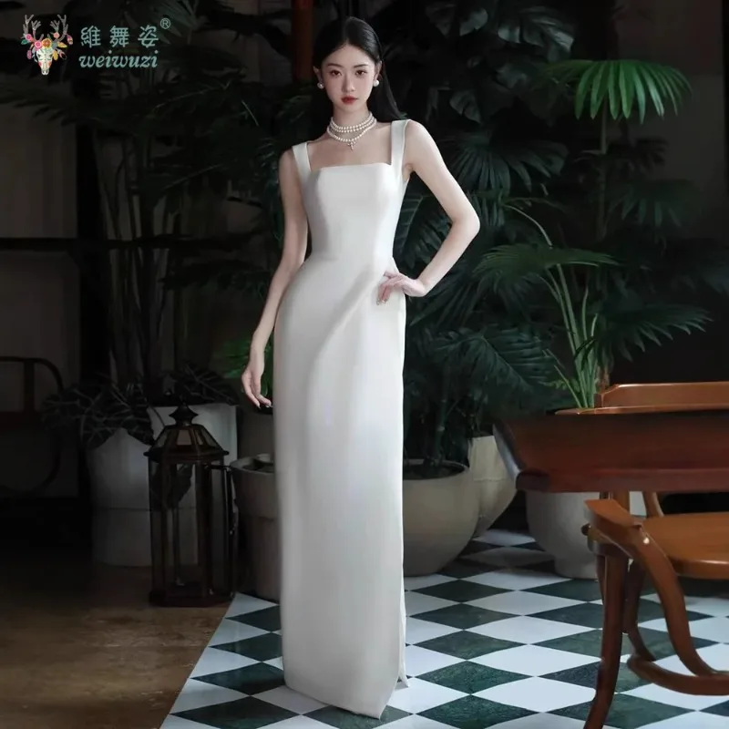 Sukienka ślubna: kwadratowy dekolt, bez rękawów, podkreślona w talii, lekka, w stylu koreańskim, satynowa, lekki luksus, elegancka.