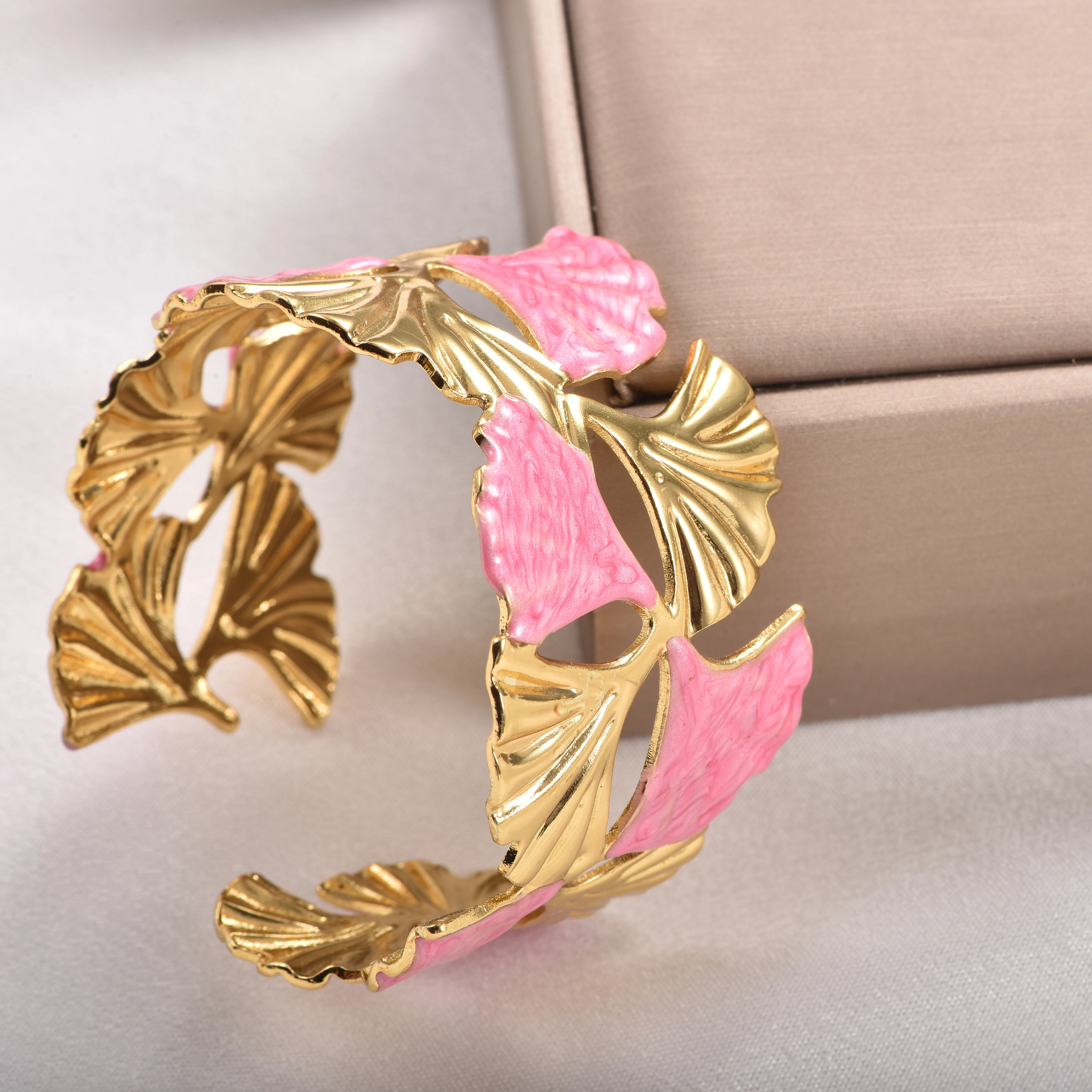Modischer Emaille-Armreif für Damen, vergoldet, in Ginkgo-Blatt-/Herzform, verstellbares Armband, breiter Emaille-Armreif. – Detail 7