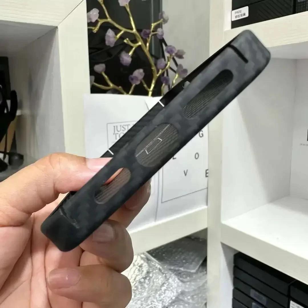 Luksusowe etui z włókna węglowego z obsługą ładowania bezprzewodowego MagSafe do iPhone 16 15 16Pro Max 14 15Plus, ultracienka osłona z włókna aramidowego — zdjęcie produktu 6