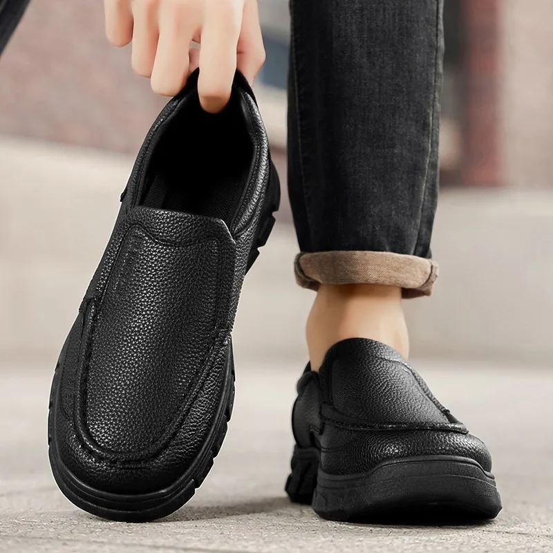 Men's Waterproof Oil-Proof Chef Work Shoes Ultra-Light Non-Slip Soft Sole Garden Shoes Comfortable All-Match Men Casual Sneakers