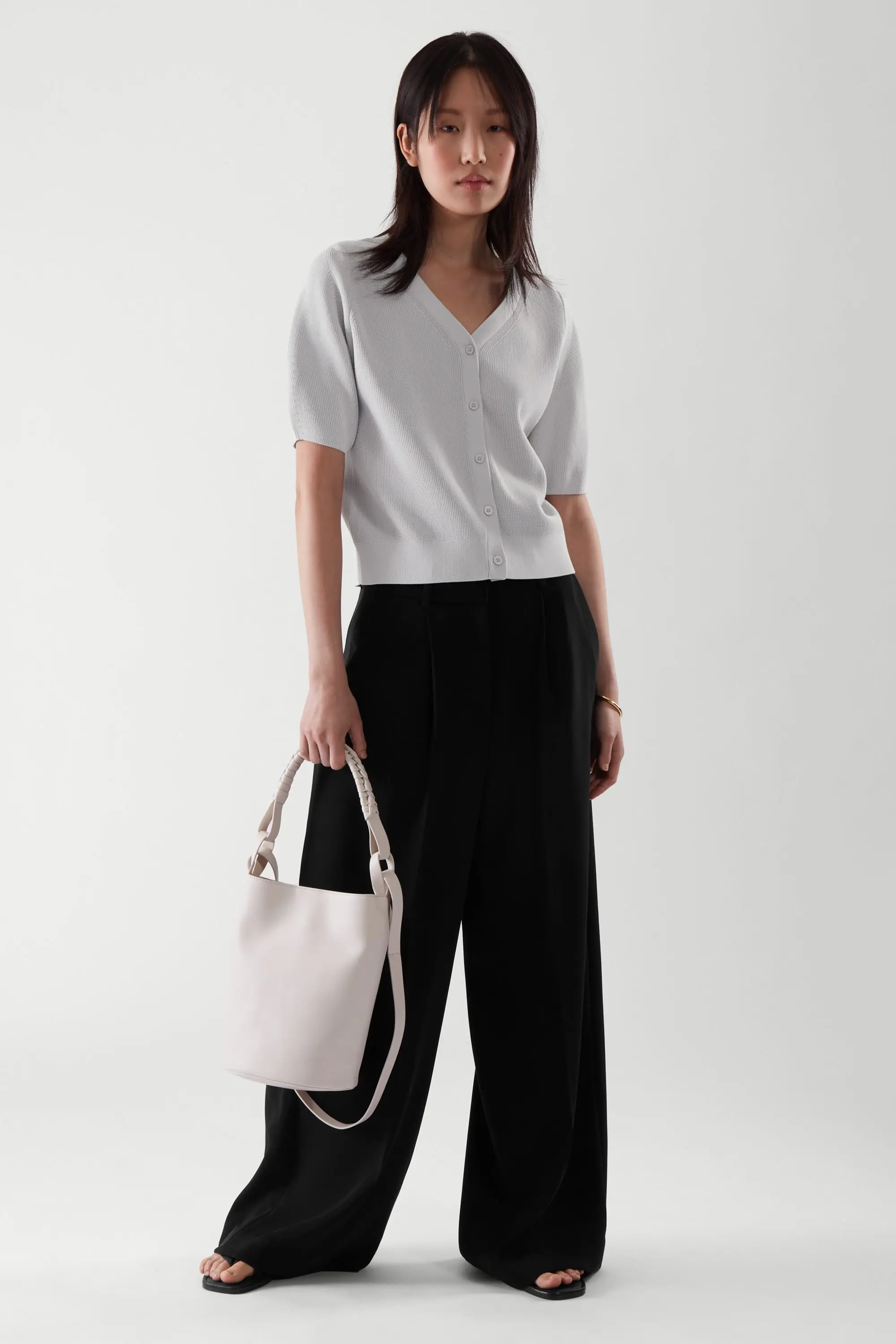 เสื้อคาร์ดิแกนไหมพรมแขนสั้นคอวีสไตล์ลำลองและทันสมัยสำหรับผู้หญิง รุ่นใหม่ประจำฤดูใบไม้ร่วงปี 2025 จาก Ethereal MD