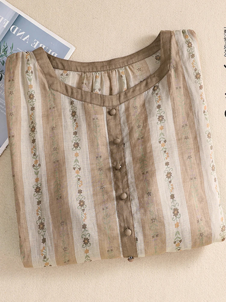 เสื้อท็อปผ้าลินินพิมพ์ลายทางแนวตั้งสีแฟชั่น ไซส์ใหญ่สำหรับผู้หญิง ดีไซน์ใหม่ ตกแต่งกระดุมทรงกลม แขนยาวเจ็ดส่วน