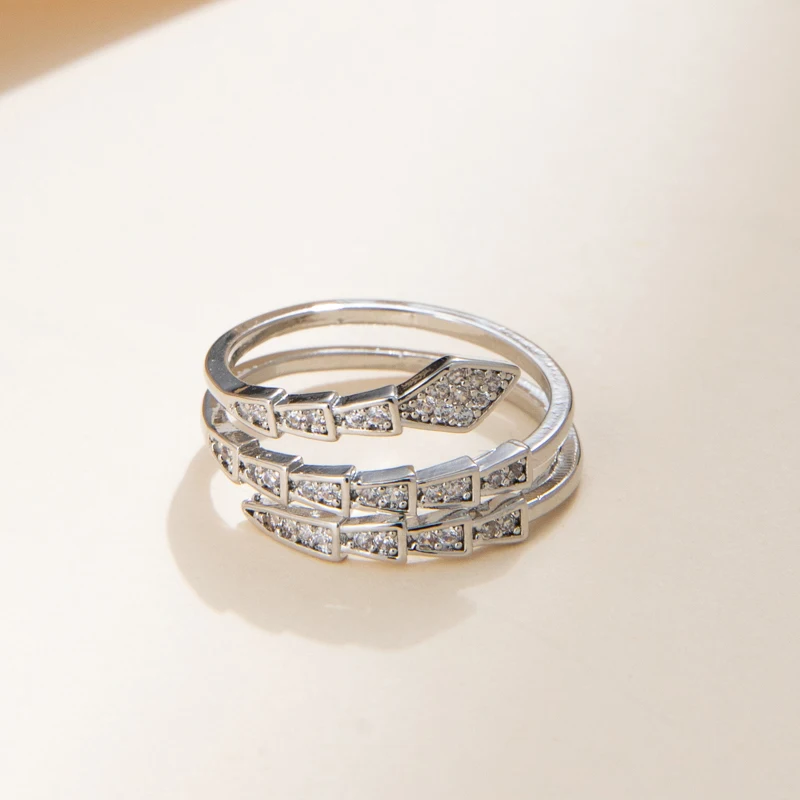 Mehrschleifiger geschwungener Schlangenring, offen, verstellbar, mit Mikro-Pavé-Fassung, funkelnden klaren Zirkonia-Steinen, weißgoldplattiert, stapelbar, Fingerring B – Detail 3