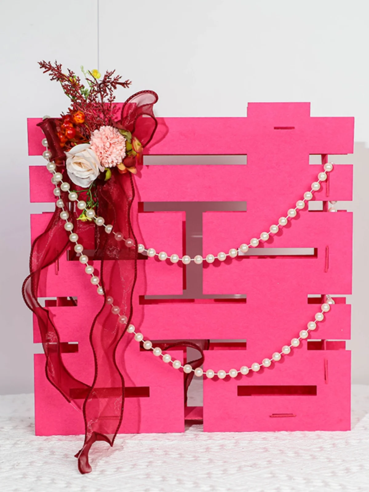 Set up a three-dimensional wedding decoration with auspicious characters on the stage