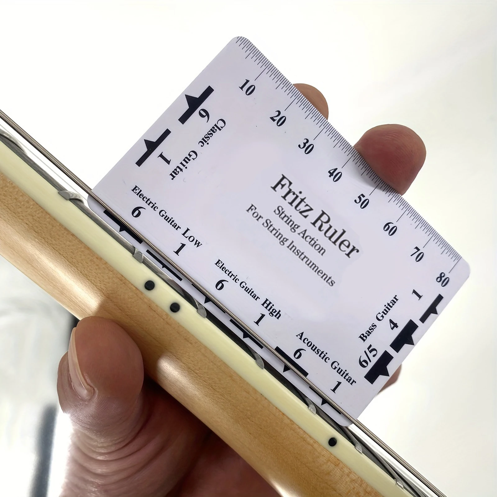 Règle de mesure de l'action des cordes de guitare avec 3 médiators de couleurs aléatoires, kit de réglage en plastique pour mesurer la hauteur des frettes, pour guitare acoustique et électrique.