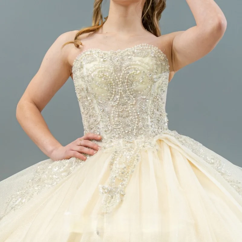 Helles Champagner-glänzendes Quinceanera-Kleid, Ballkleid, schulterfrei, Pailletten-Applikation, Spitze, Perlenstickerei, Schleife, Tüll, Korsett, Sweet-16-Kleid