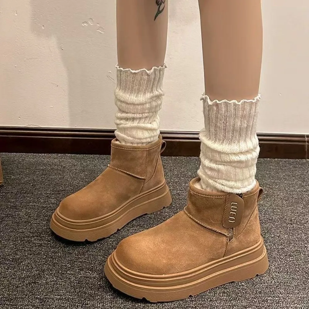 Piel y piel suela gruesa integrada con botas de nieve de felpa para mujer en otoño e invierno 2025, tubo corto con felpa antideslizante