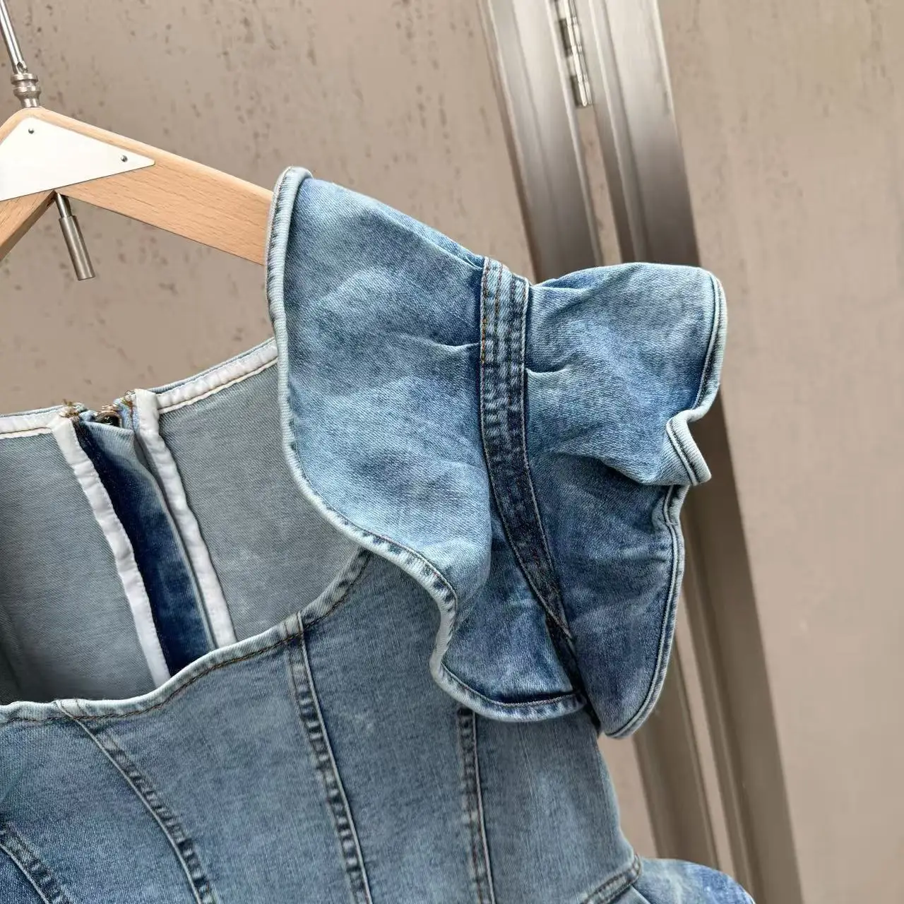 

Летний джинсовый топ 2026 с 3D-резинкой и оборками, с круглым вырезом, приталенный, с расклешенным низом, мини-топ, модная женская блузка без рукавов для девушек