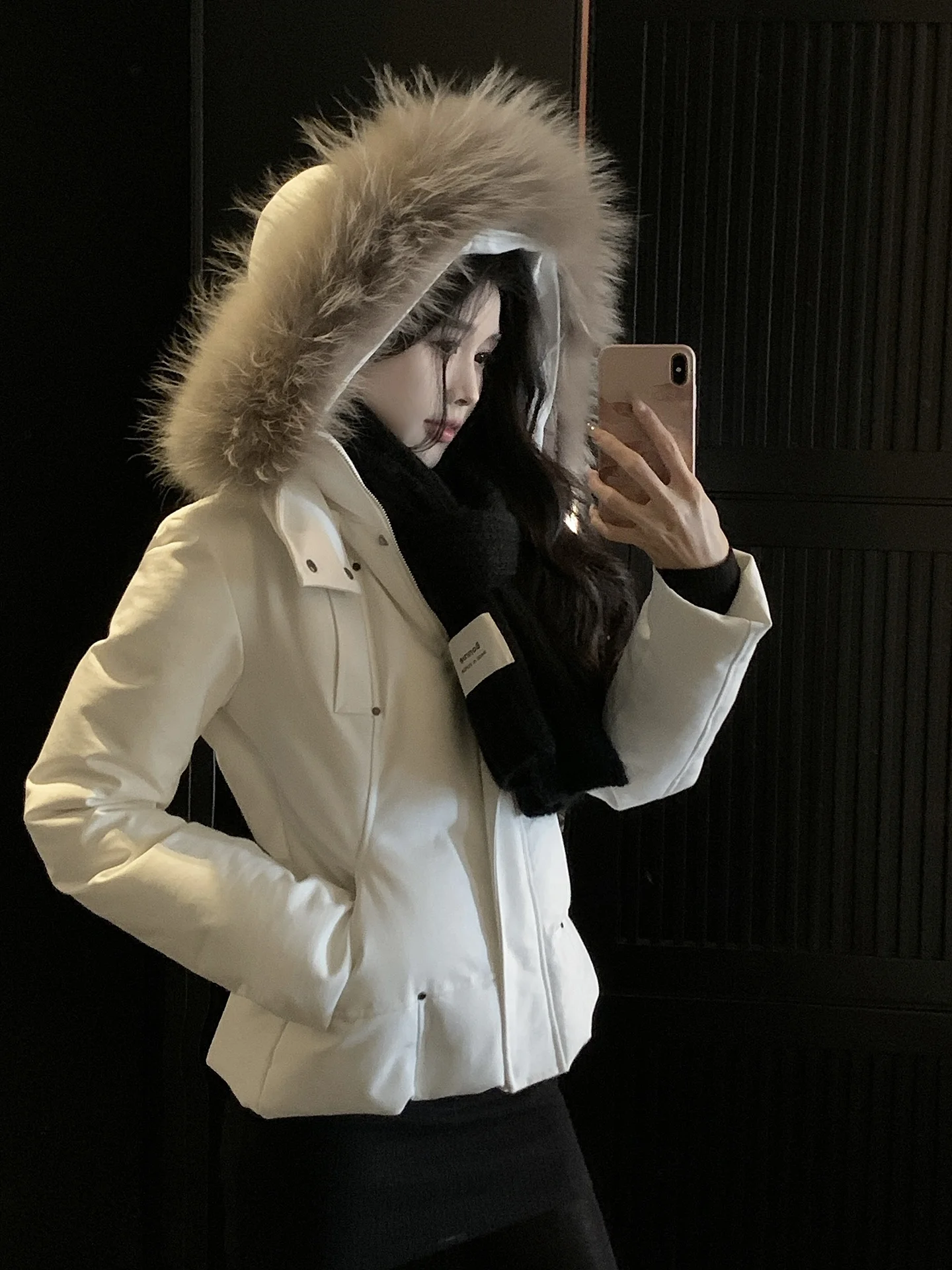 

Белая женская пуховая куртка с меховым воротником, повседневный крой, с завязками на талии, зимняя новинка