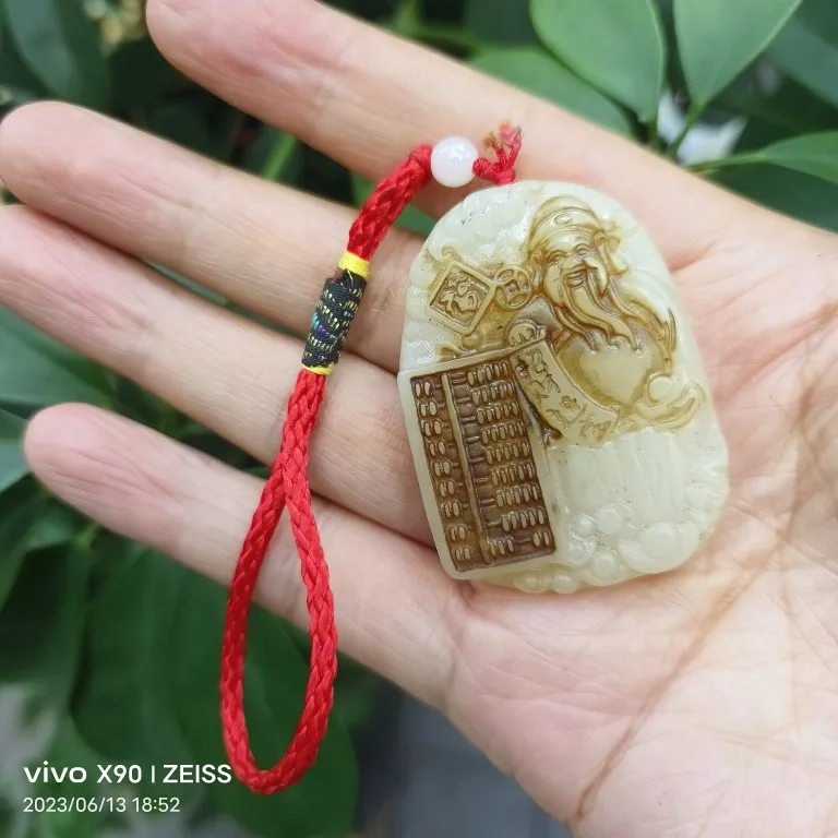 Ancient white jade pendant ancient lucky money into treasure God carefully calculated Yu Pei pendant.