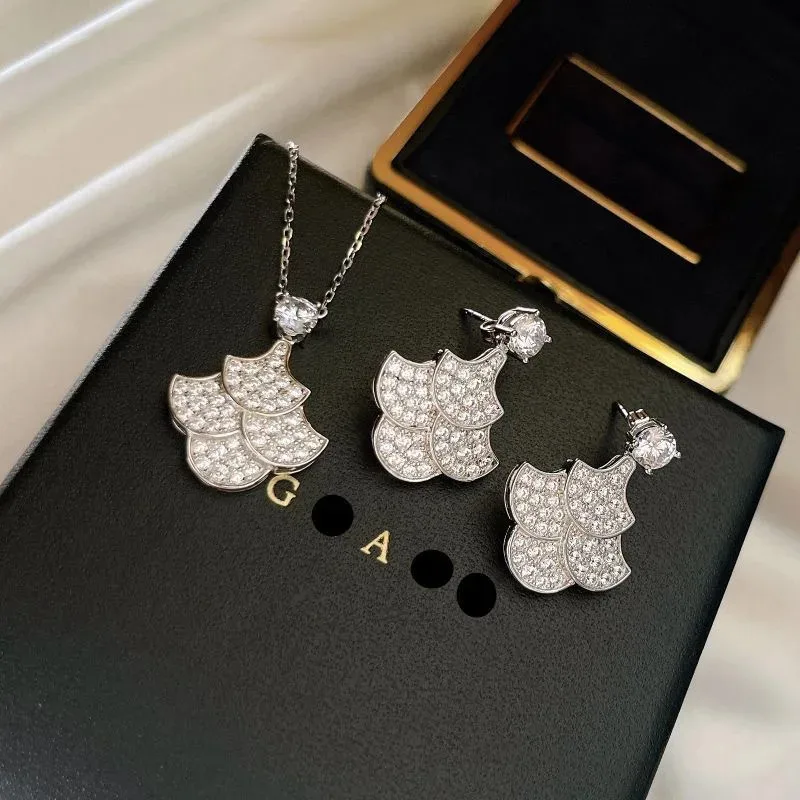 

Женщина в легком и роскошном платье с колье-чокером SENLIM, полностью инкрустированным бриллиантами.