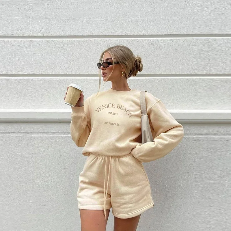 

Новинка осени 2024, женский спортивный костюм из двух предметов, свободные утепленные шорты с длинным рукавом и вышивкой в виде букв
