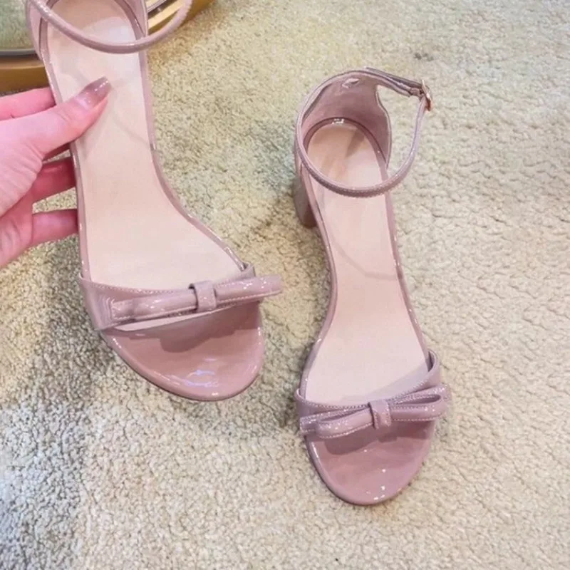 Damen-Sandalen mit Blockabsatz und offener Zehenpartie im französischen Stil, mit Schleifenriemen, Sommer 2026 – Neuheit
