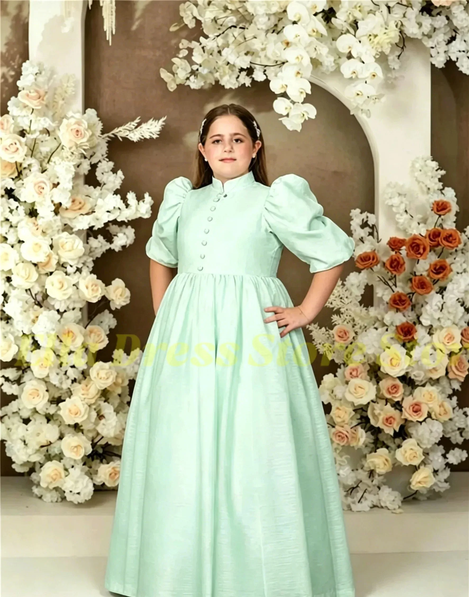 Maßgeschneidertes Blumenmädchenkleid für Hochzeiten, Satin, halbe Ärmel, hoher Kragen, Kindergeburtstag, Erstkommunion, Ballkleid, Großhandel – Detail 1