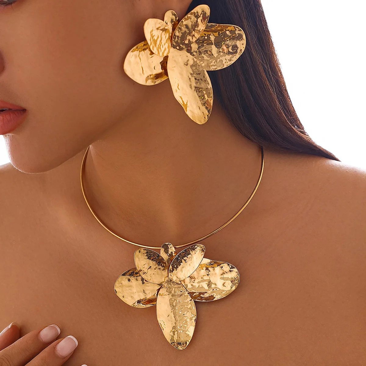 Choker with Layered Metal Petal Pendant Irregular Gold Tone Alloy Lightweight Comfortable Versatile Jewelry for Women Evening