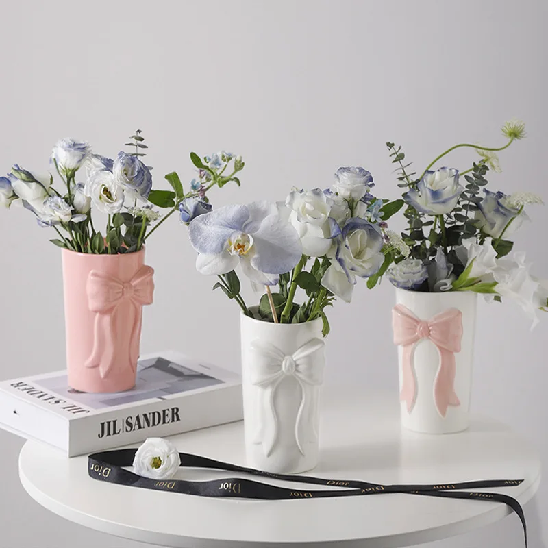 

Праздничные декоративные подарки, вазы с бантом, керамические цветочные композиции, украшения для гостиных, столовых, настольные декорации.