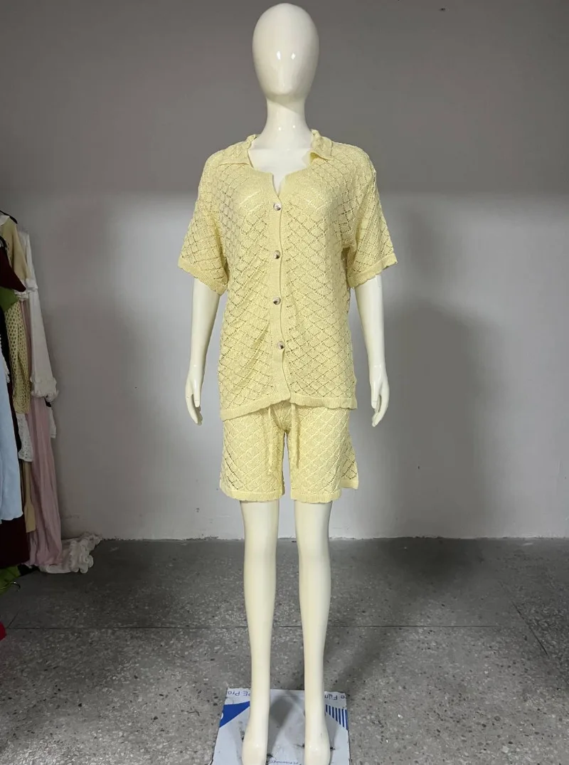 Set 2 Potong Rajutan Rajutan Berongga Atasan Kardigan Kancing Sebaris Setengah Lengan Kerah Lipat Musim Panas Wanita + Setelan Celana Pendek