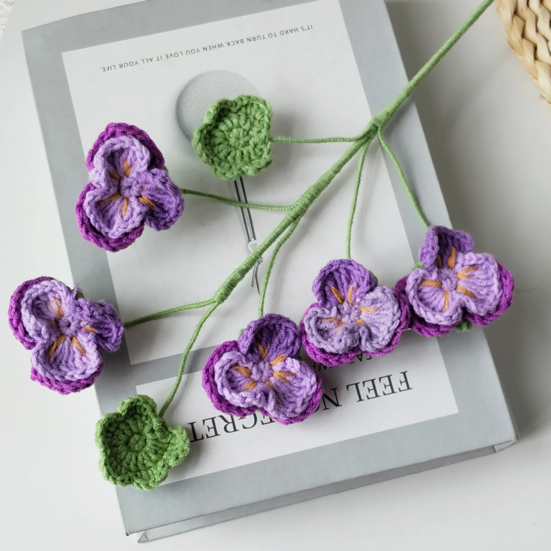 Niedliche gehäkelte Blumenzweige, kreativer Häkelstrauß, fertige handgemachte Blumen, Raumdekoration, Geschenk für Freunde – Detail 4
