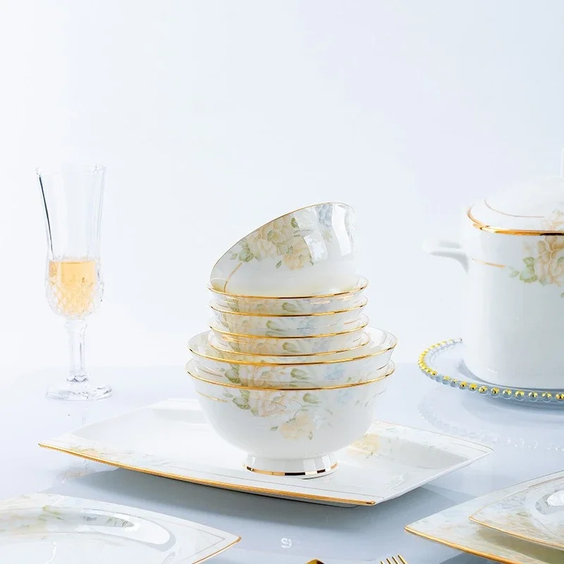 مجموعة من أطباق وأطباق جينغدتشن الصينية الفاخرة والأنيقة والخفيفة من أدوات المائدة المنزلية هدايا هووسورمينغ