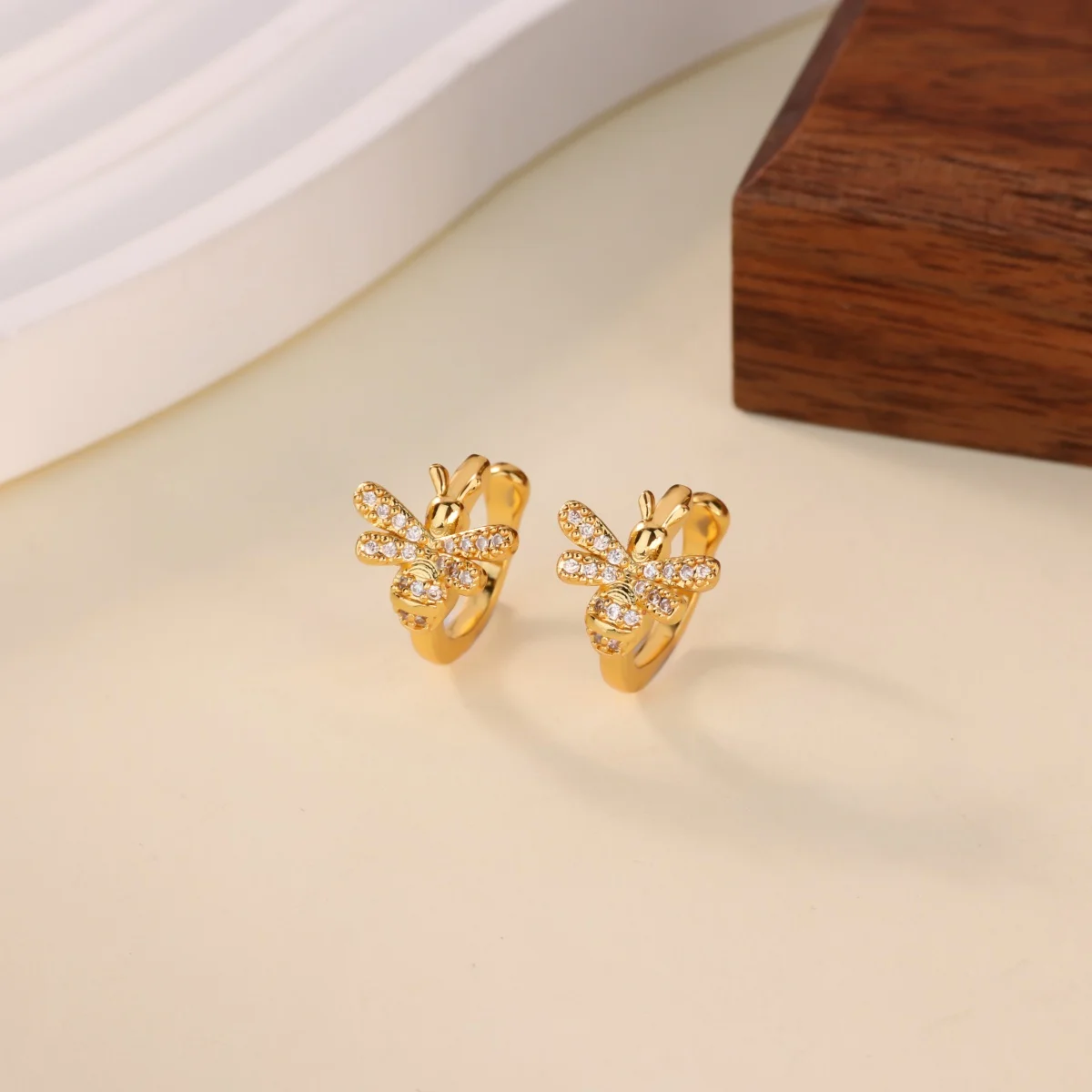 Zircon Bee Ear Cuff 18K Gold Plated Stainless Steel Crystal Bee Earrings Women's No Piercing Clip Jewelry Gift