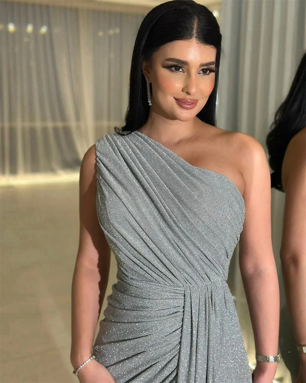 콘테사 두바이 커스텀 글리터리 프롬 드레스 우아한 원숄더 이브닝 드레스 컬럼 러플 오버스커트 포멀 이브닝 드레스