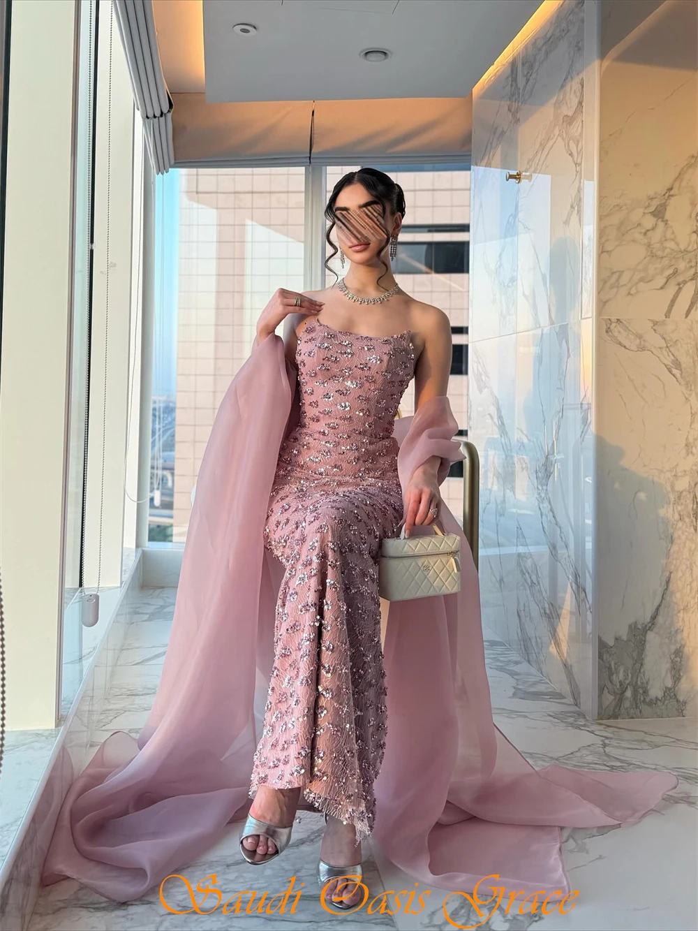 ชุดราตรีผ้าออร์แกนซ่าสีชมพูหรูหราแบบสั่งตัด ดีไซน์เรียบง่าย คอวี แขนกุด แบบเซเลบริตี้ ชุดค็อกเทลทรงตรงประดับเลื่อมสุดเซ็กซี่