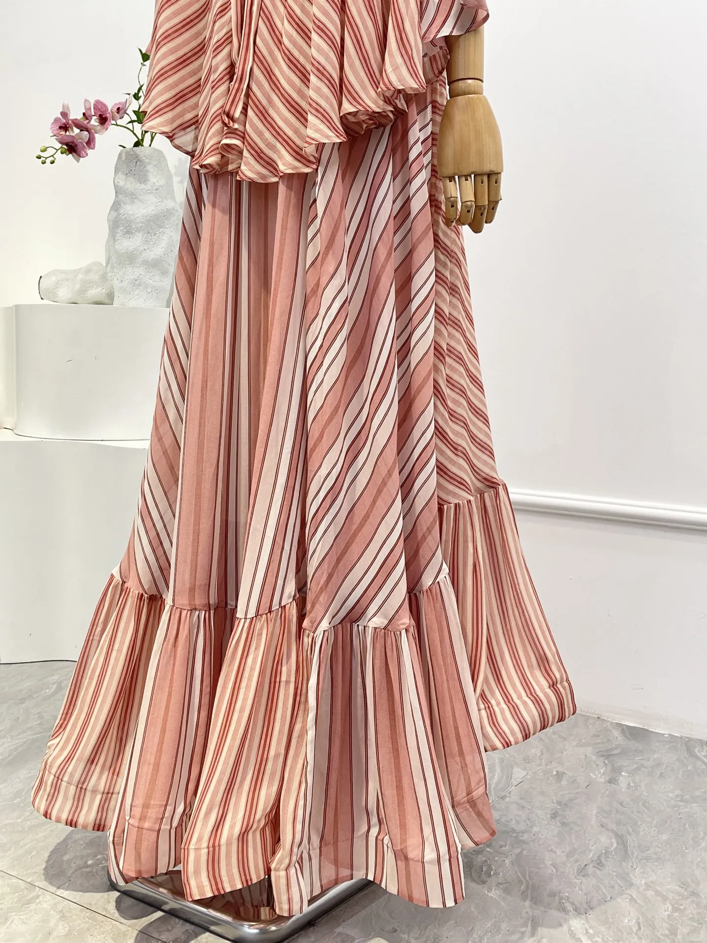 فستان ماكسي بحورية البحر بأكمام طويلة ومطبوع مخطط باللون الأحمر مع أكتاف مجوفة مع فتحة على شكل كيب للنساء