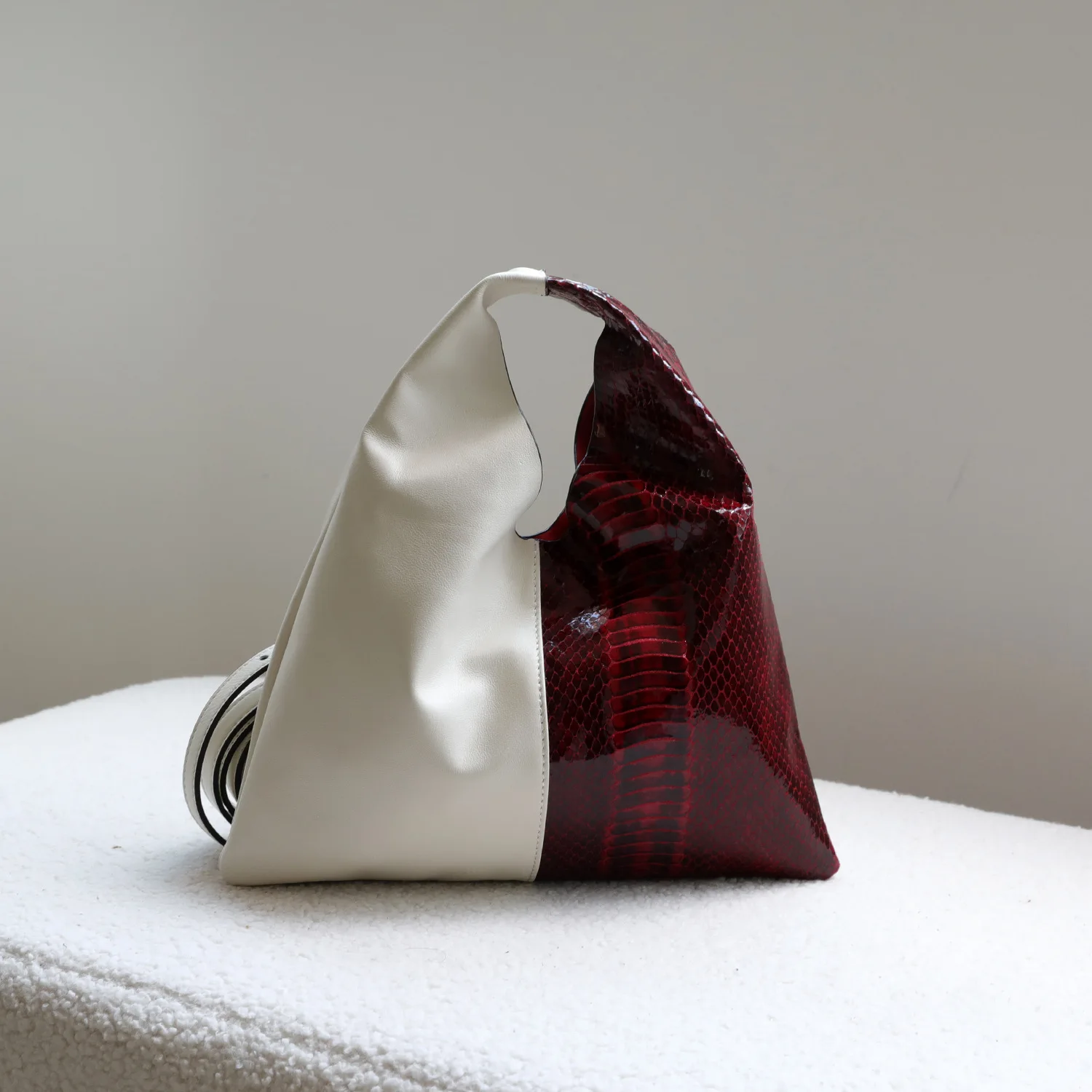 

Модные цветные контрастные серпантиновые треугольные сумки для женщин, роскошные дизайнерские сумки из натуральной кожи из овчины, элегантный женский кошелек