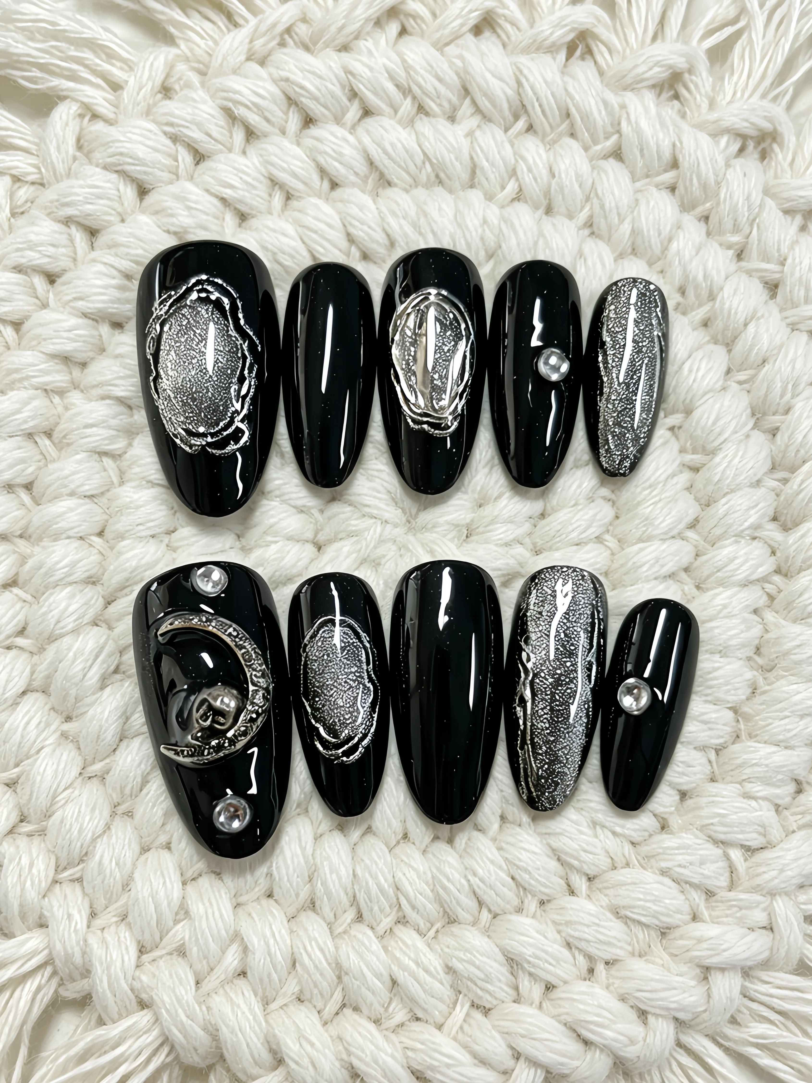 Nail Art Eye Cat - アーモンド型のつけ爪10枚、ピュアブラックにシルバーグリッター、キャットアイ、ムーン、スカル、シルバー装飾、ラインストーンアクセント、秋冬スタイル、ハロウィンダークスタイルネイルアート、ゴシックネイルアート