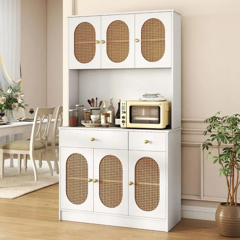 Weißer Holz-Küchenbuffetschrank mit Rattantüren, 2 Steckdosen und 2 Anschlüssen. Maße: 100x40x180 cm, verfügt über 6 Türen, zwei Schubladen und verstellbare Regale. Mit Anti-Sturz-System, großem