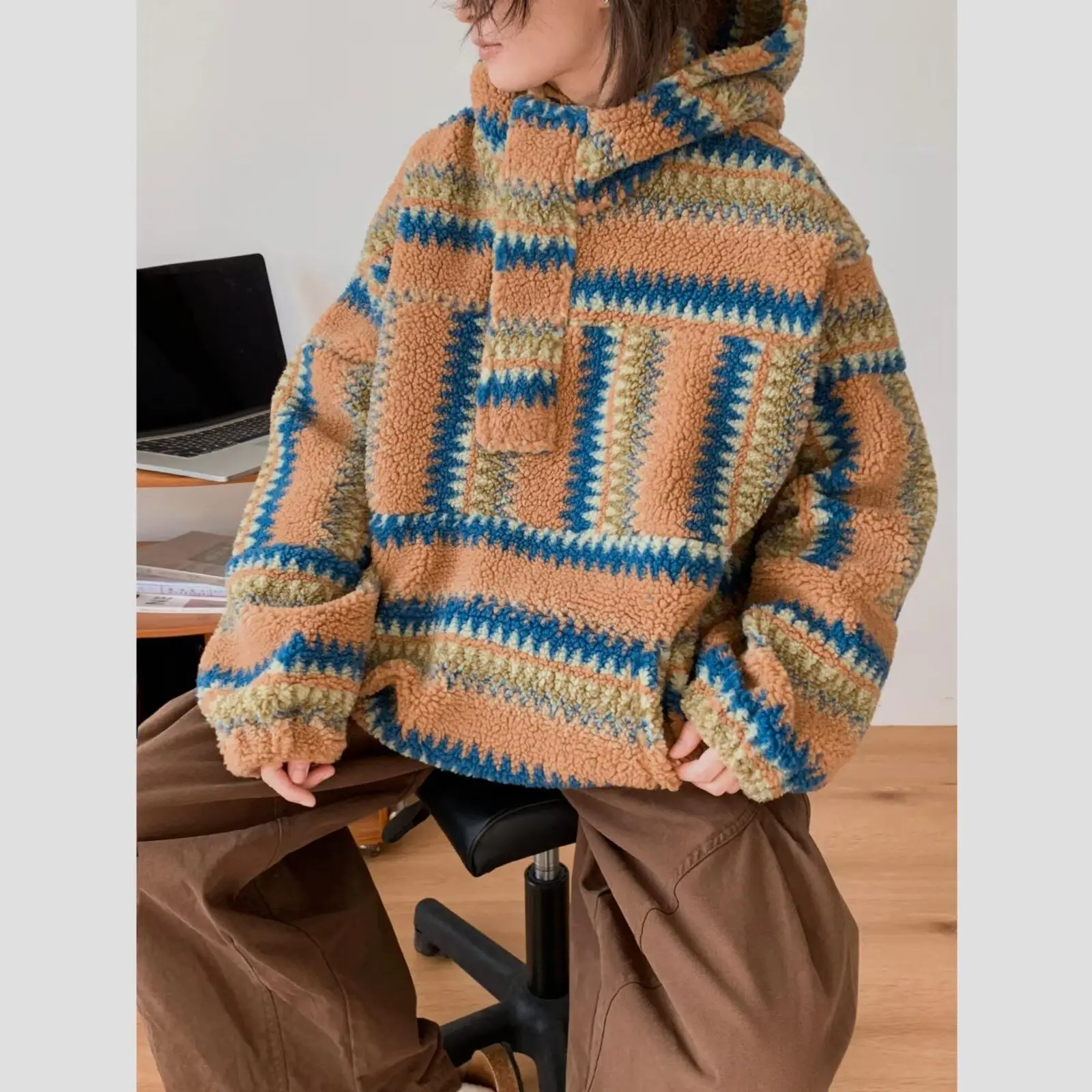 Color Blocked Lambhair Hooded Sweatshirt Loose and Personalized Casual Fleece Long Sleeved Hooded Jacket