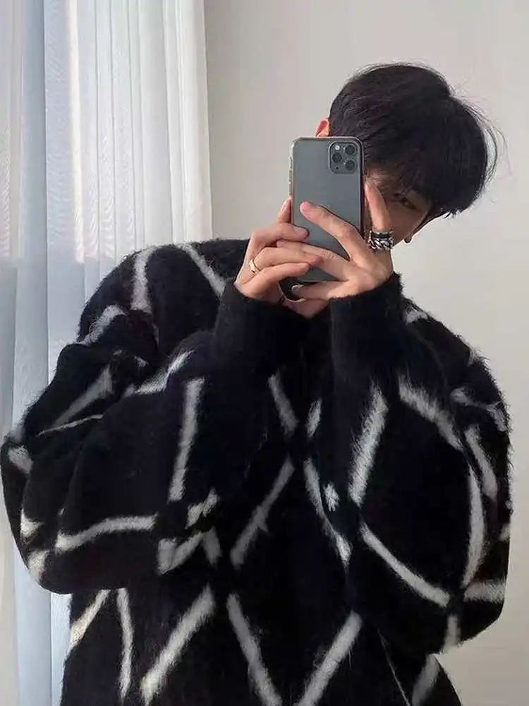 

Клетчатый вязаный свитер премиум-класса, мужской осенне-зимний корейский свободный свитер для пар, длинный светящийся свитер из полиэфирного волокна...