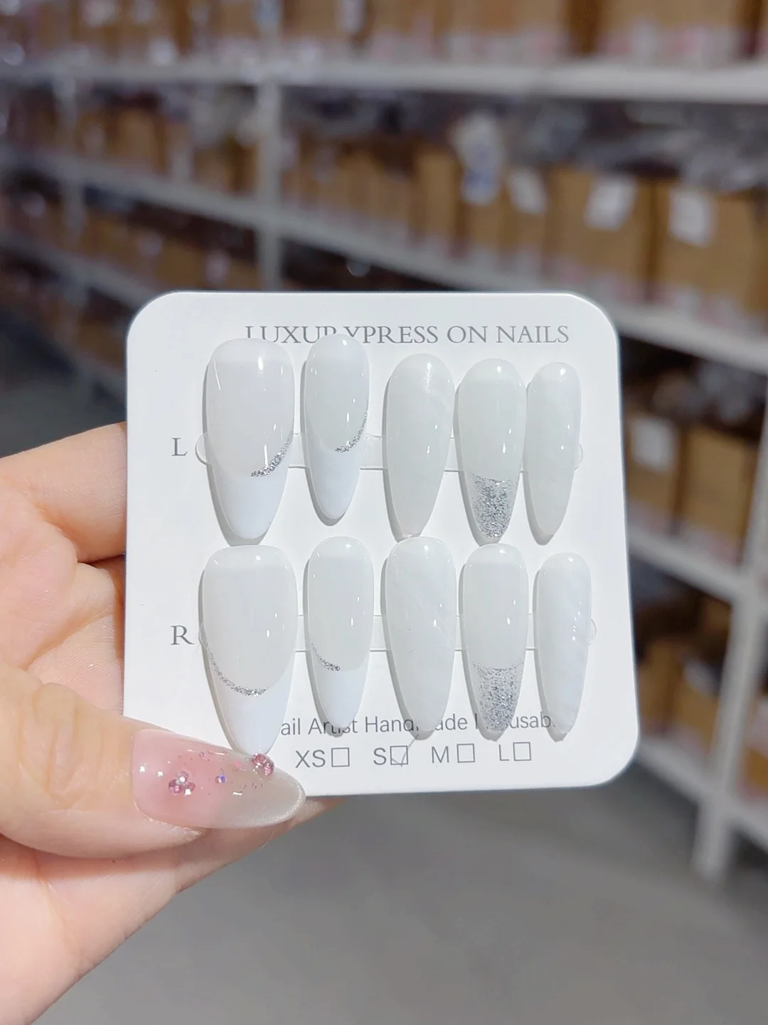 

White Simple Fingertip Art Workplace Elegant Fashion Manicure (B106)
