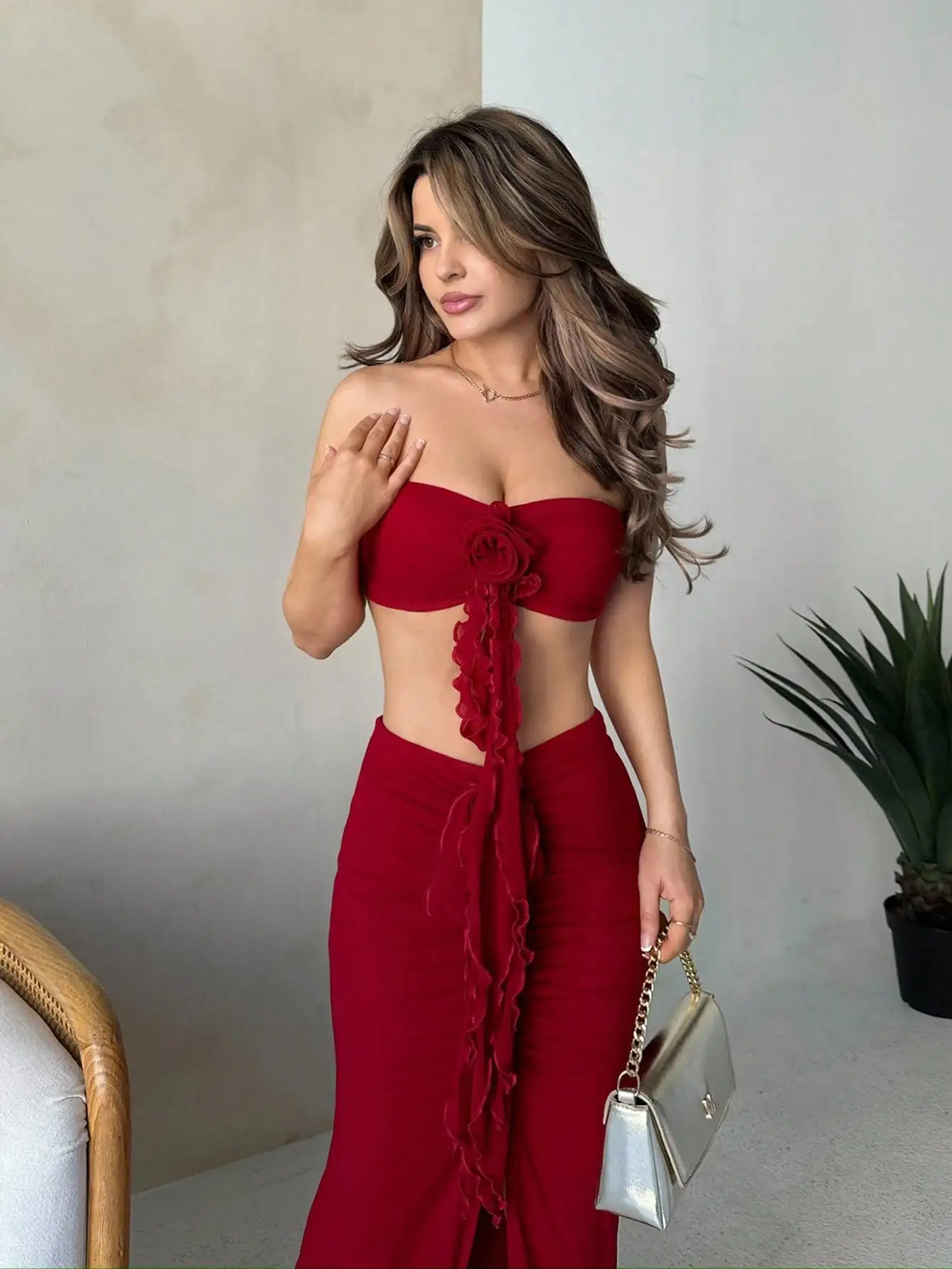 데이트나이트나 여름 파티를 위한 레드 스트랩리스 투피스 세트, 러플 디테일과 하이 슬릿 스커트