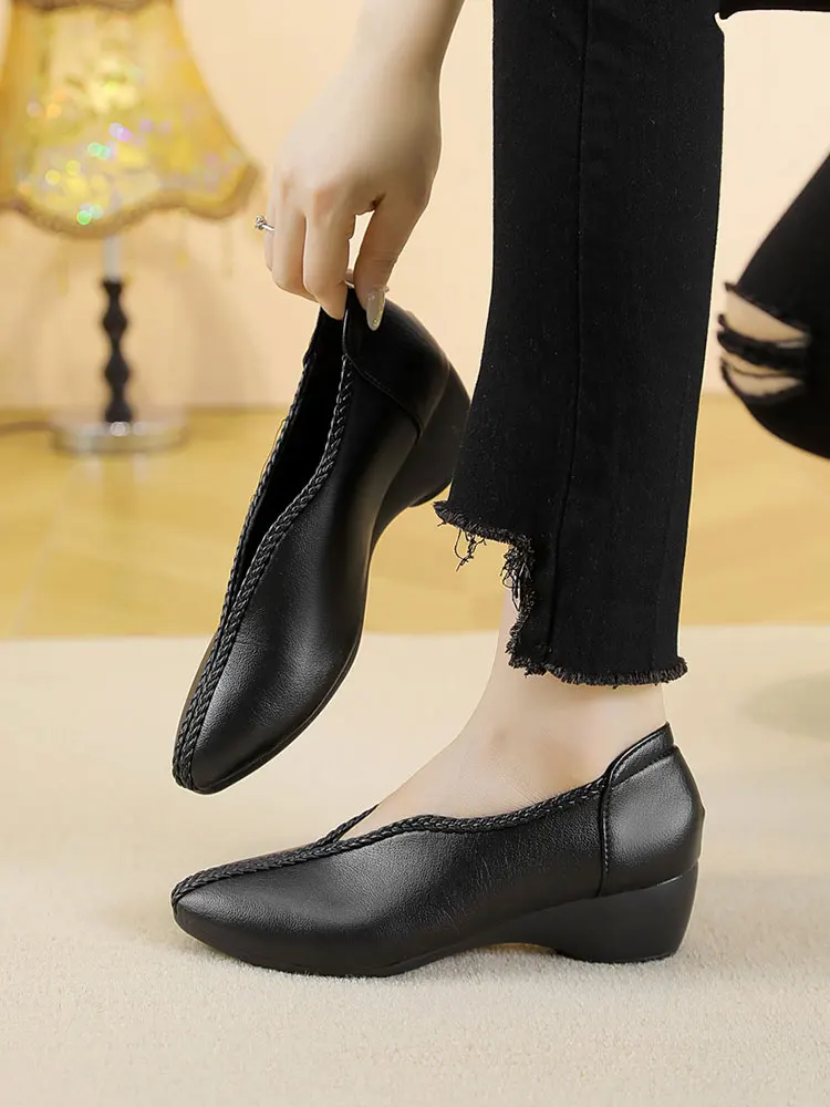 Ultra Soft Pointed Toe V-Notch Women's Shoes Comfortable Leather Slope Heel Mid-Aged And Elderly Mothers Shoes Not Tired Feet