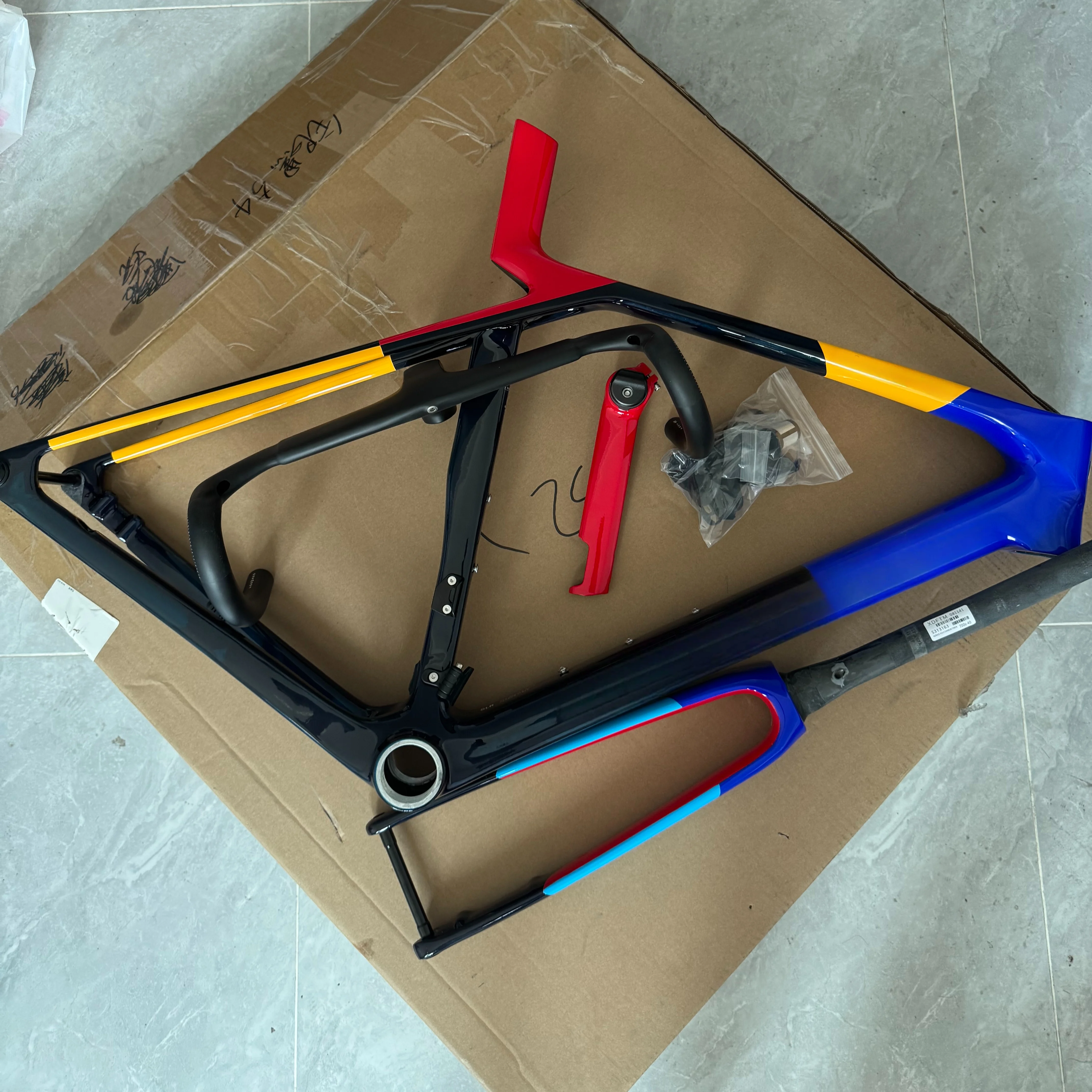 

Скрытый шоссейный велосипед из углеродного волокна Slr8, сквозная ось, дисковый тормоз, индивидуальный цвет