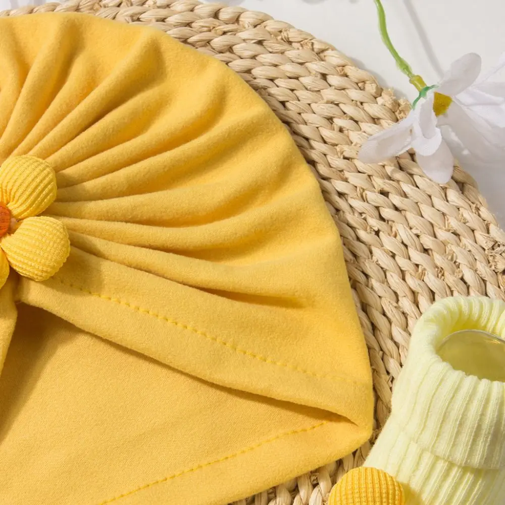 Süßes Baby-Mütze-Socken-Set mit großer Blume, bequeme weiche Strickmütze für Neugeborene mit Socken, rutschfestes, atmungsaktives Säuglingssocken-Set