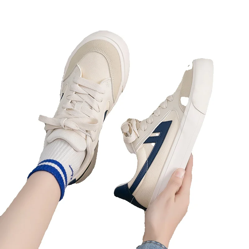 Skateboardskor i canvas för par i minimalistisk stil_voghion.com