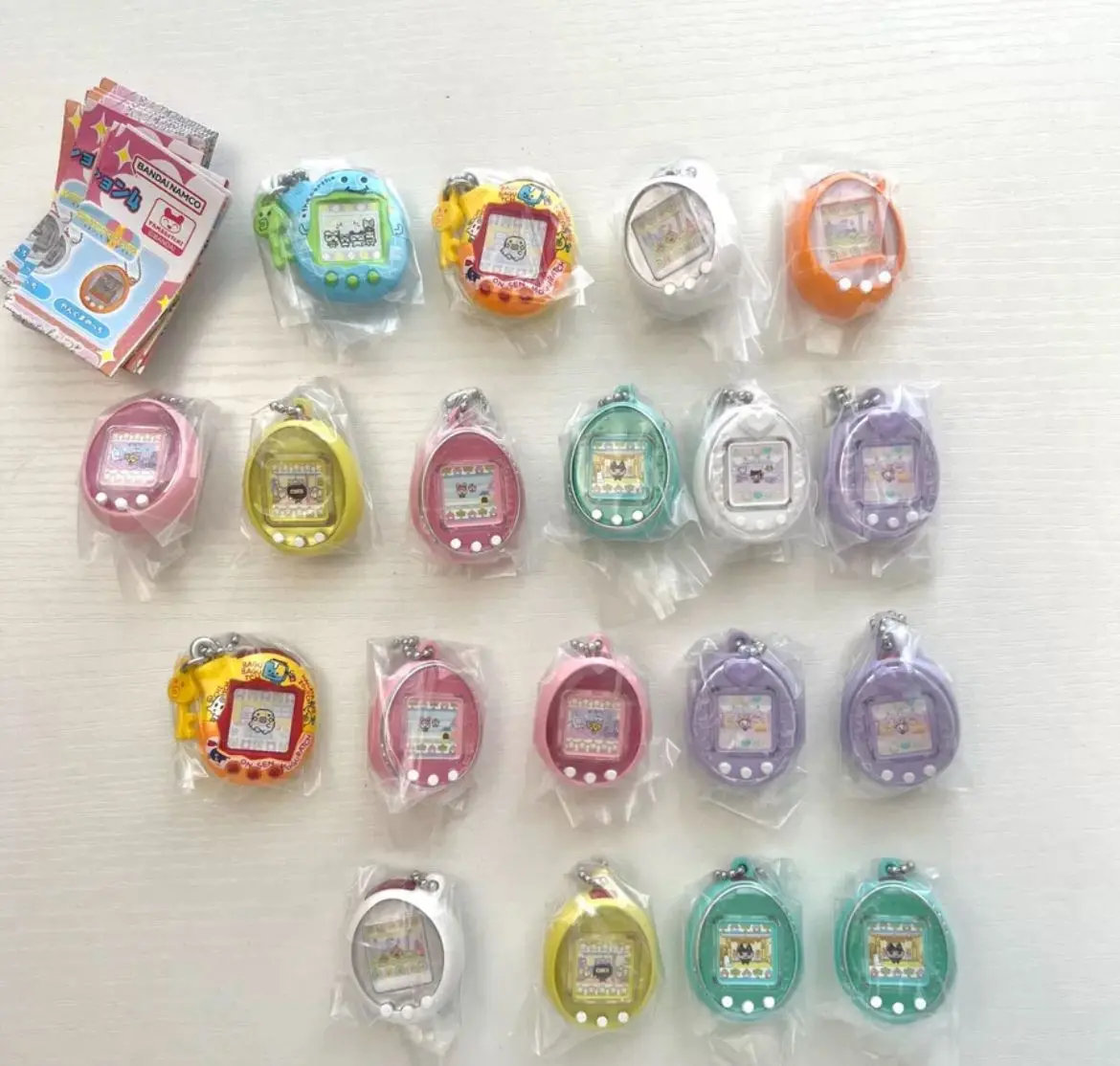 Bandai - 4. Tamagotchi Miniaturowy wisiorek Anioł Biały Prezent Uszkodzony luzem