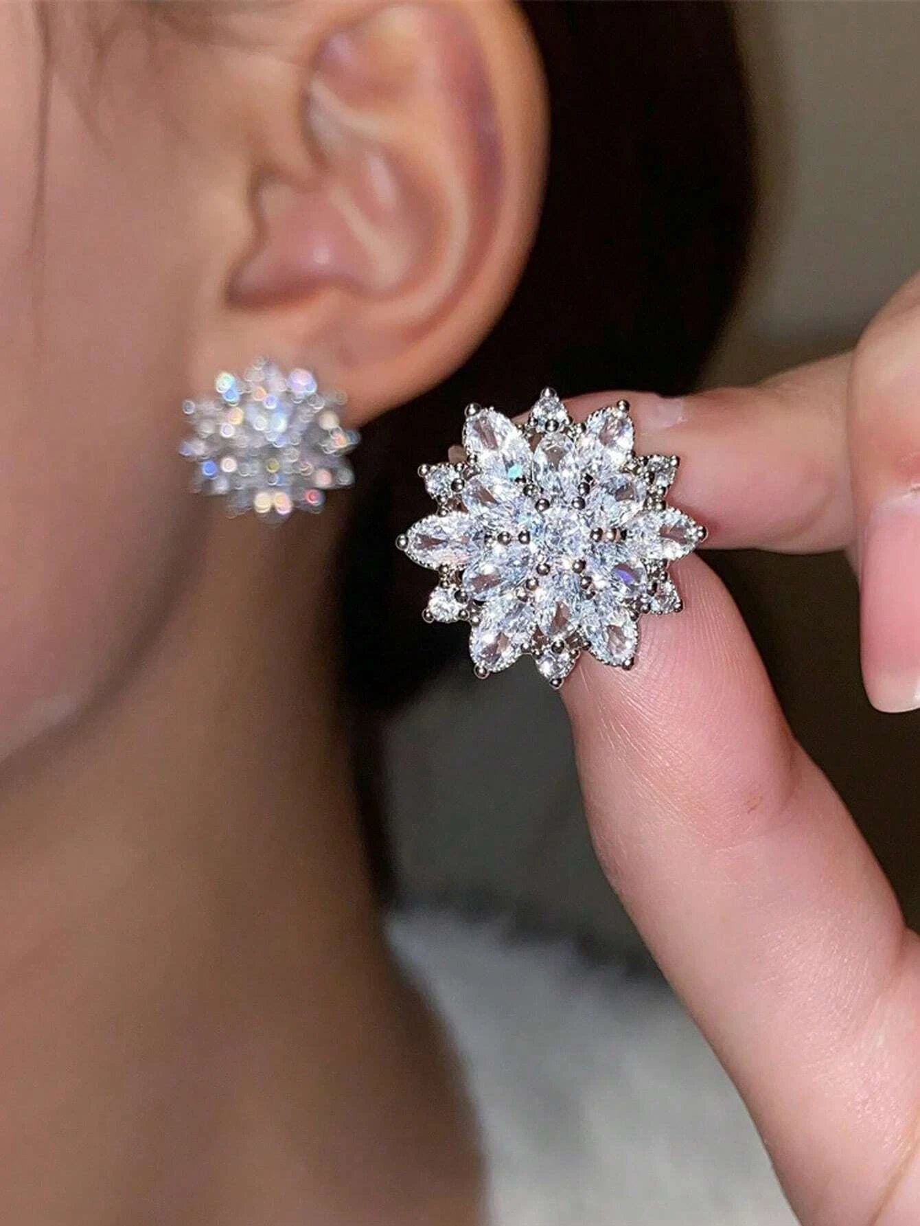 

New luxury jewellery twinkling romantic snowflake women's versatile daily earrings dress gift banquet party hot accessories E102