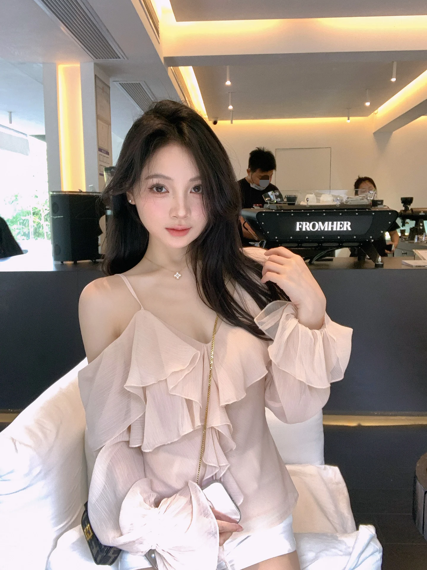 

Женская блузка ZhouYeye с кружевной отделкой, открытыми плечами, V-образным вырезом, длинными рукавами, цветочным принтом, для отпуска, коллекция Весна-Лето